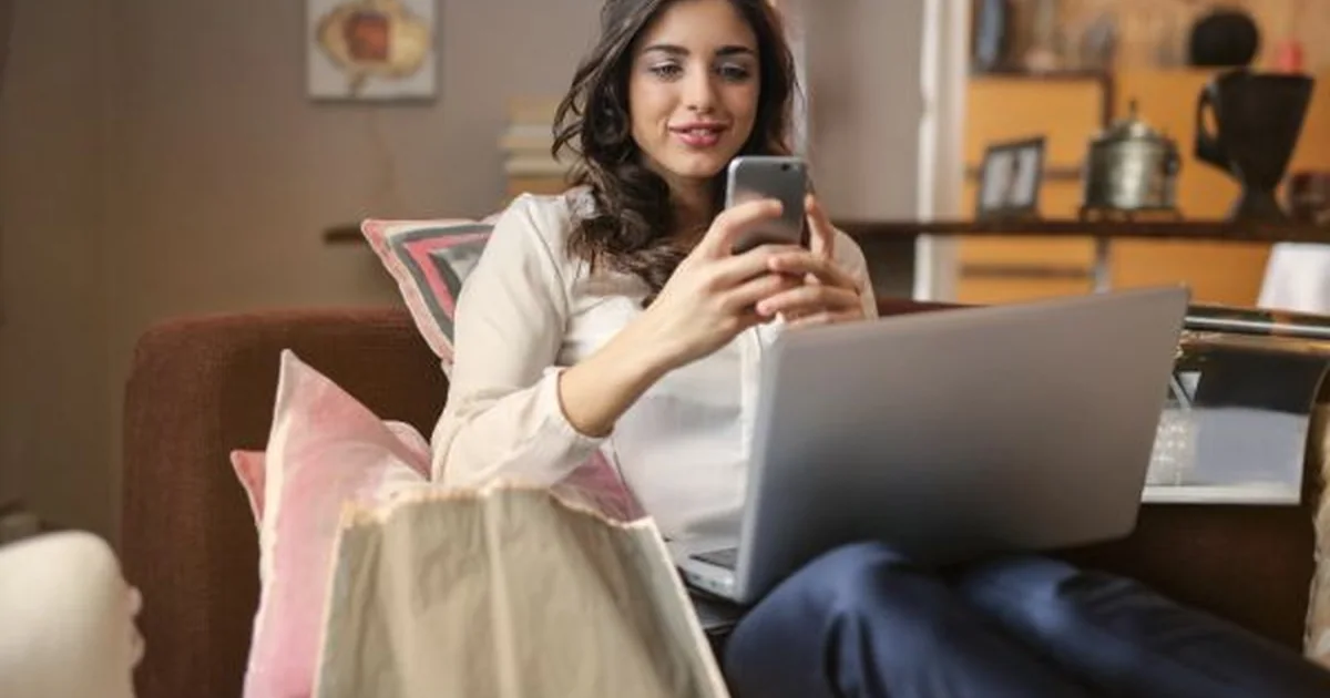 Laptop showing an online ad next to a shopping bag, standing in for Shopify retargeting after a store visit

---

# content